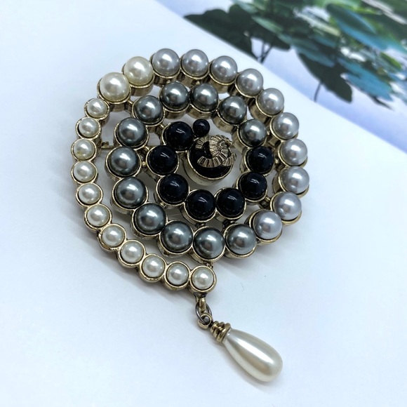 CHANEL 94 logo pearl Swirl Sunburst Spin brooch - Picture 1 of 6